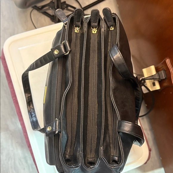 JS collection shoulder business bag tablet case 4 zippered sections soft
Black - Picture 17 of 17